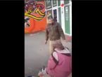 Uznemirujuća snimka: Migrant brutalno udario staricu u Tuzli, policija ga pustila na slobodu