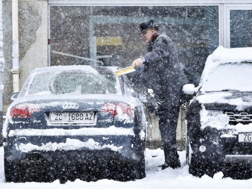 U Hrvatskoj pada snijeg, meteorolozi najavili kad stiže u BiH