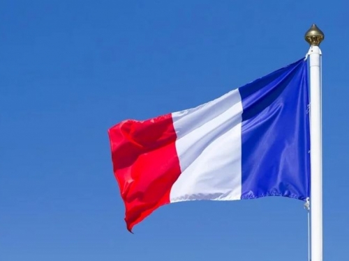 Francuska uvodi obavezno isticanje zastave u svim školskim učionicama