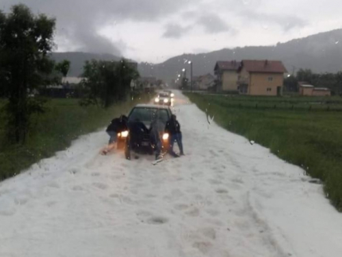 Nevrijeme u Gornjem Vakufu - Uskoplju: Sve je uništeno, nanosi leda blokirali promet