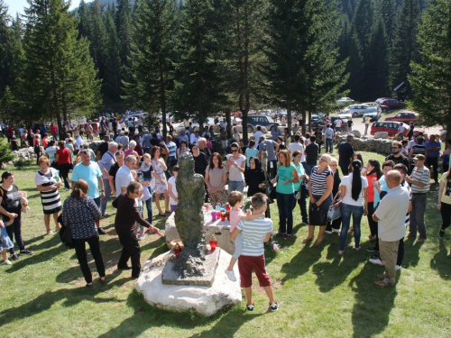 FOTO/VIDEO: Na Vran planini služena misa za poginule duvandžije