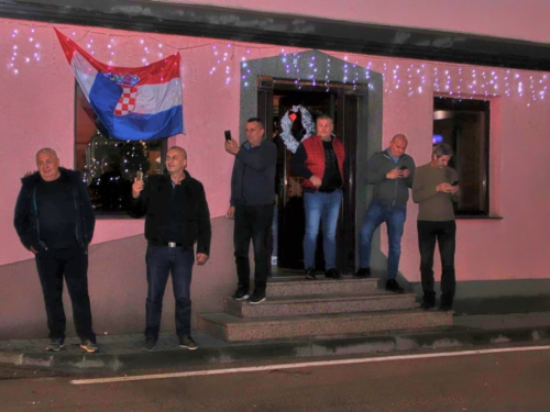 FOTO/VIDEO: Veliko slavlje u Prozoru nakon pobjede 'Vatrenih'