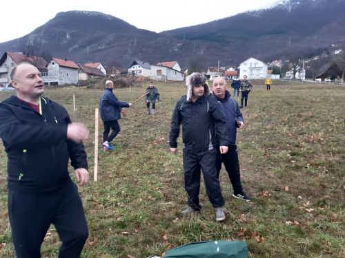 FOTO: Božićno druženje u Rumbocima kroz igru 'klisa i pale'