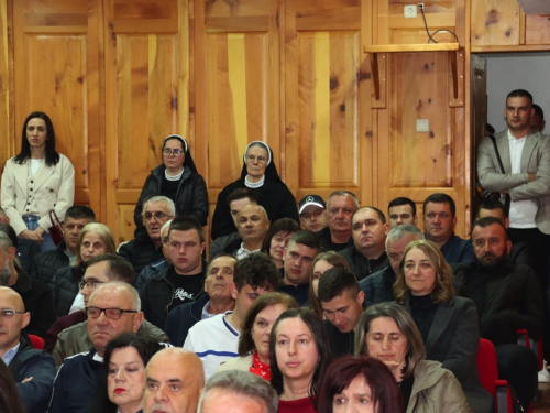 FOTO: Na Šćitu predstavljena knjiga ''Oluje u nama'' autora Ivana Tadića
