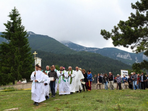 FOTO: Blagoslov gradilišta i kamena temeljca nove filijalne crkve na Risovcu