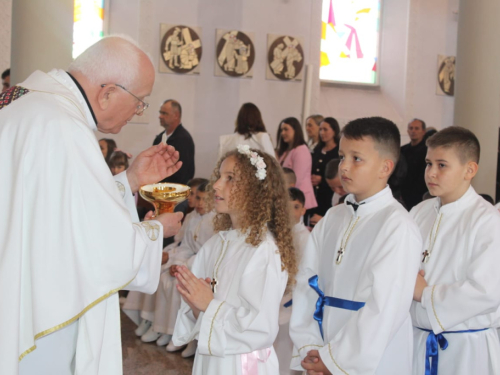 FOTO: Prva sveta pričest u župi Prozor