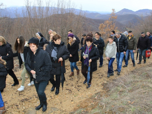 FOTO: Vlč. Ljubo Zadrić predvodio križni put na Uzdolu