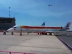 VIDEO: 11 radnika guralo 26 tona teški avion pun putnika