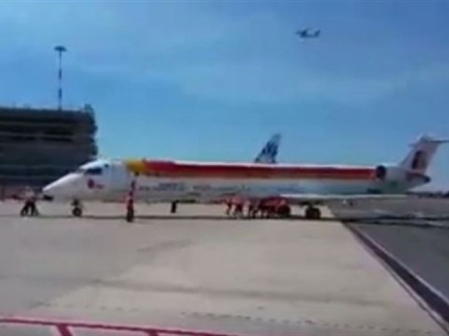 VIDEO: 11 radnika guralo 26 tona teški avion pun putnika