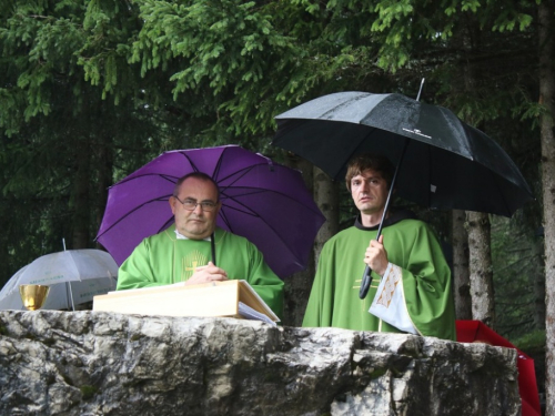 FOTO/VIDEO: Na Vranu služena sv. misa za poginule duvandžije