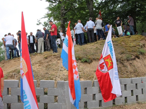 FOTO: Na Pomenu otkrivena spomen-ploča dvojici poginulih branitelja iz Rame