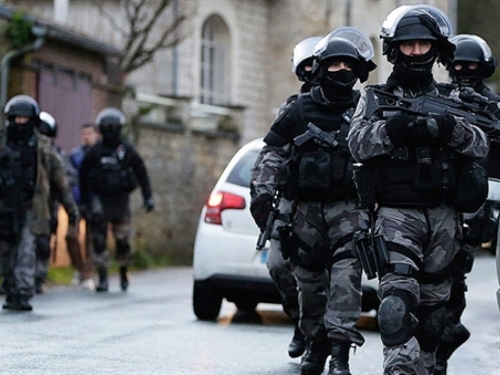 U Parizu pronađeno skladište s oružjem; privedene dvije osobe
