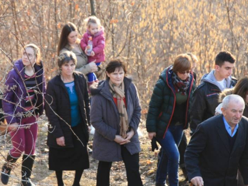 FOTO: Fra Andrija Jozić predvodio Križni put na Uzdolu