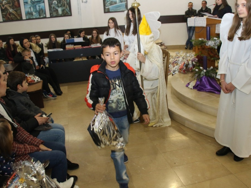 FOTO: Sv. Nikola podijelio paketiće djeci u Rumbocima