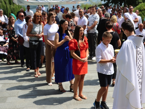 FOTO: Na Šćitu svečano proslavljena Velika Gospa i Mlada misa fra Mile Belje