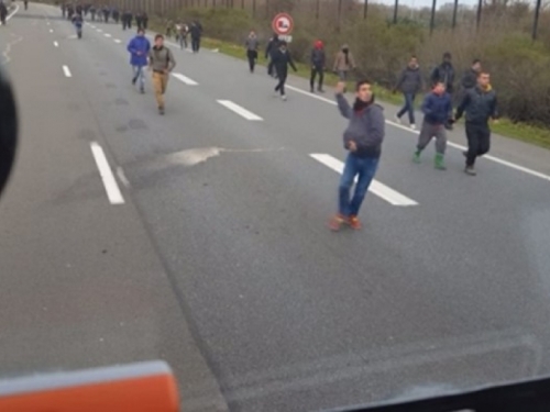VIDEO: Kamionom pokušao pregaziti migrante, gađali ga cipelama
