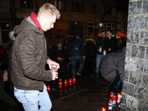 FOTO: Paljenjem svijeća u Prozoru odana počast Anti Pavloviću