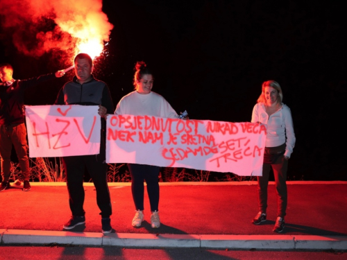 Torcida Rama bakljadom proslavila 73. rođendan