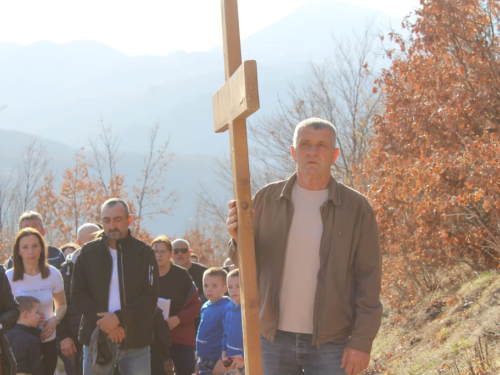FOTO: Pobožnost križnog puta u župi Uzdol