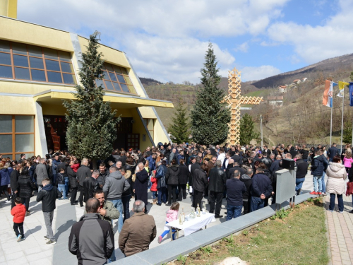 FOTO: Mons. dr. Pero Sudar blagoslovio novi križ i spomenik Stjepanu Džalti na Uzdolu