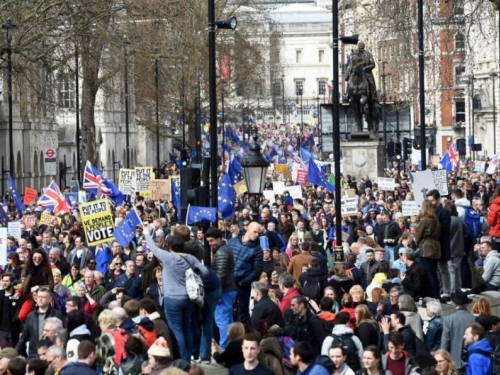 Deseci tisuća ljudi u Londonu traže novi referendum o Brexitu