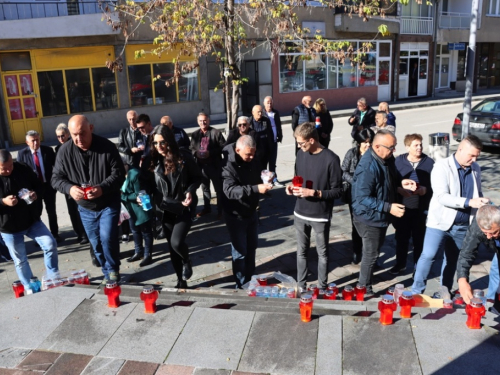 FOTO: Svi sveti - U Prozoru zapaljene svijeće za poginule i preminule branitelje