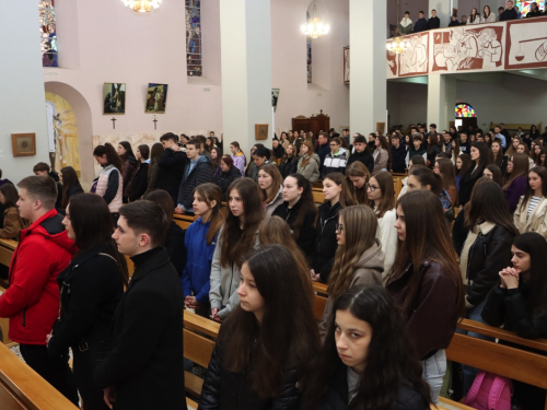 FOTO: Križni put mladih Fojničkog arhiđakonata u župi Rama-Šćit