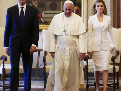 Samo sedam žena može nositi bijelo pri susretu s papom - U čemu je tajna?