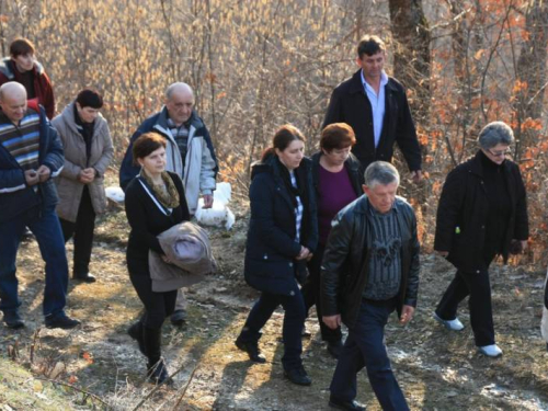 FOTO: Fra Andrija Jozić predvodio Križni put na Uzdolu