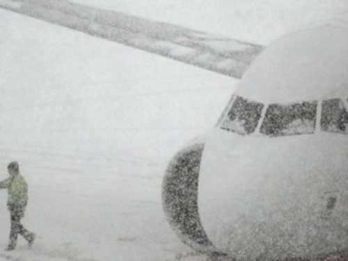 Snijeg prizemljio avione, fronta široka 2.500 kilometara!