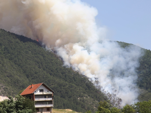 VIDEO: Veliki požar iznad Podbora: Vjetar otežava gašenje nepristupačnog terena
