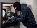 Lopov laptopom 'natjerao' bankomat da počne isplaćivati novac pa pobjegao