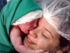 Čista ljubav: Video tek rođene bebe koja grli mamino lice