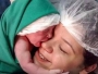 Čista ljubav: Video tek rođene bebe koja grli mamino lice