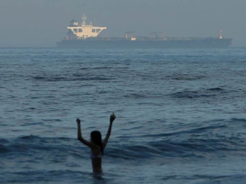 Eksplozija na iranskom tankeru, nafta iscurila u more