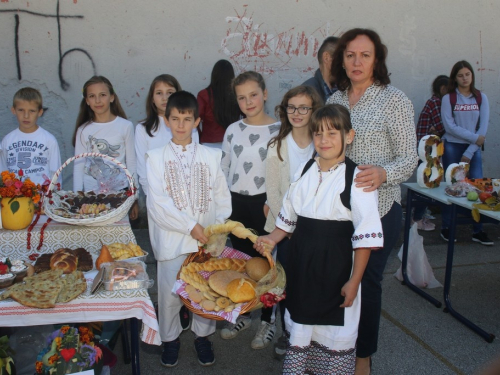 FOTO: Dani kruha u OŠ fra Jeronima Vladića Ripci