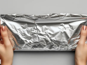 Stavite dvije žlice octa na aluminijsku foliju: Trik koji rješava najdosadniji problem u kuhinji