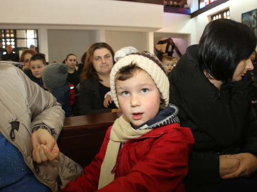 FOTO: Sv. Nikola podijelio paketiće djeci u Rumbocima