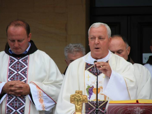 FOTO: Više tisuća vjernika na misi "Uočnici" na Šćitu