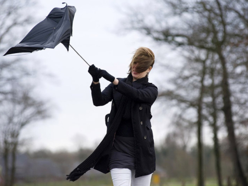 Narančasto upozorenje za cijelu BiH: Stižu olujni udari vjetra