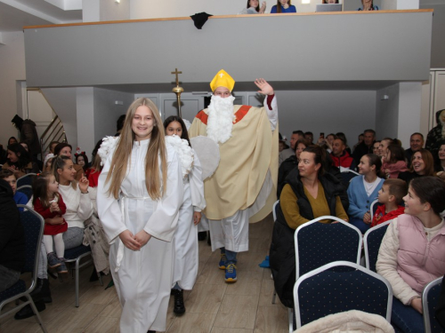 FOTO: Sveti Nikola razveselio najmlađe u župi Rumboci