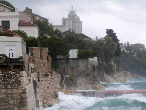 Muškarac se utopio na plaži: ''Pijani prijatelji nasilno su ga gurnuli u more''