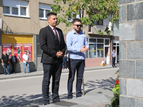 FOTO: Polaganjem vijenaca i svečanom sjednicom započelo obilježavanje Dana općine