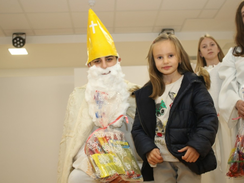 FOTO: Sv. Nikola razveselio mališane u Rumbocima