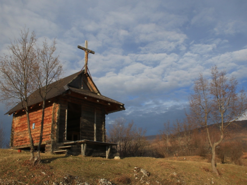 POZIV: Na blagdan majke Terezije, Misa na brdu Gradac - Uzdol