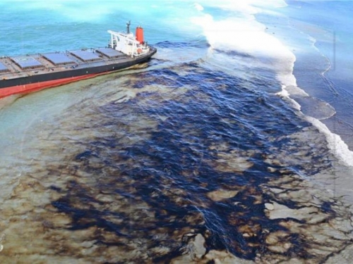 U sudaru tankera i broda izlilo se 400 tona nafte