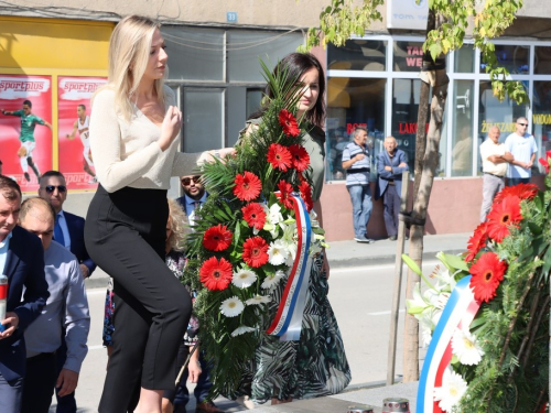 FOTO: Polaganjem vijenaca i svečanom sjednicom započelo obilježavanje Dana općine