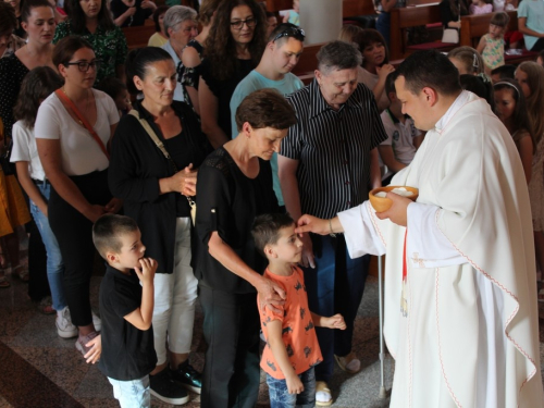 FOTO: 16. festival duhovne glazbe ''Djeca pjevaju Isusu'' u župi Prozor
