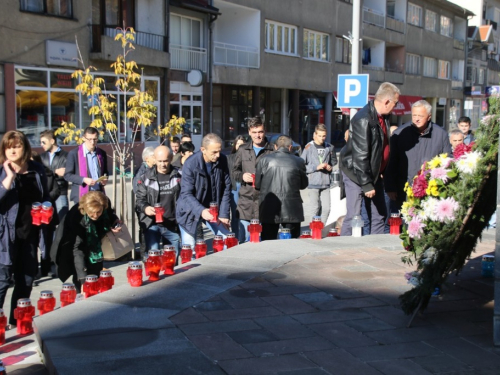 FOTO: Povodom Svih svetih u Prozoru zapaljene svijeće za poginule i preminule branitelje