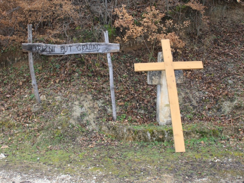 FOTO: Vlč. Ljubo Zadrić predvodio križni put na Uzdolu